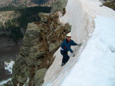 Checking snow conditions in the "drop in" of the "Canale delle Cose Importanti", Monte Prado, 2004